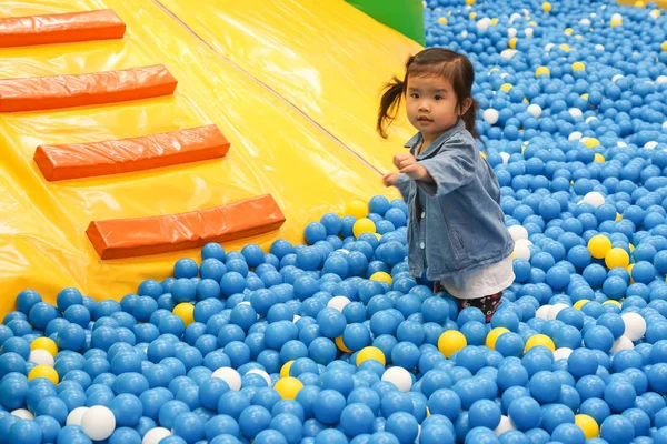 Unga kvinnliga kid — Stockfoto