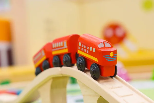 Κόκκινο ξύλινο παιχνίδι τρένο — Φωτογραφία Αρχείου