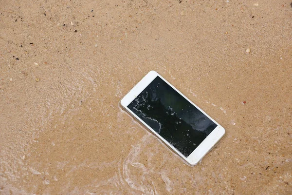 Мокрый смартфон — стоковое фото