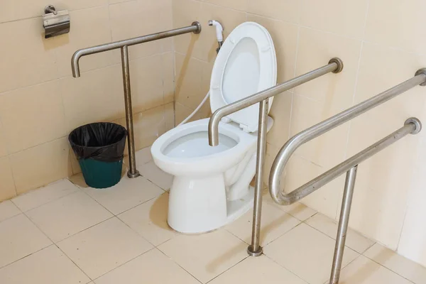Туалет с удобным дизайном — стоковое фото