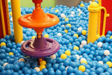 Top havuzuna genç çocuklar için