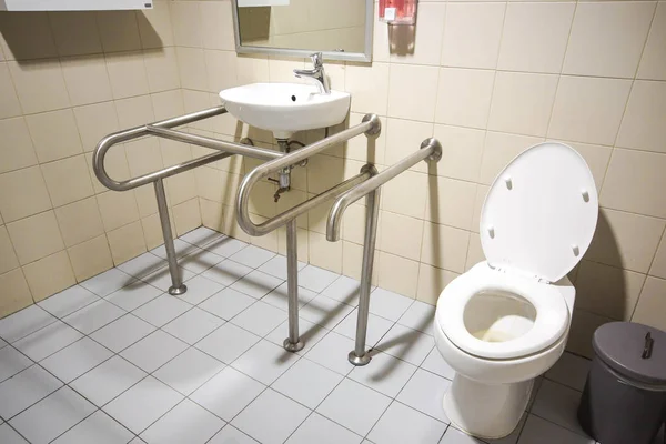 Toilet met gebruiksvriendelijk ontwerp — Stockfoto