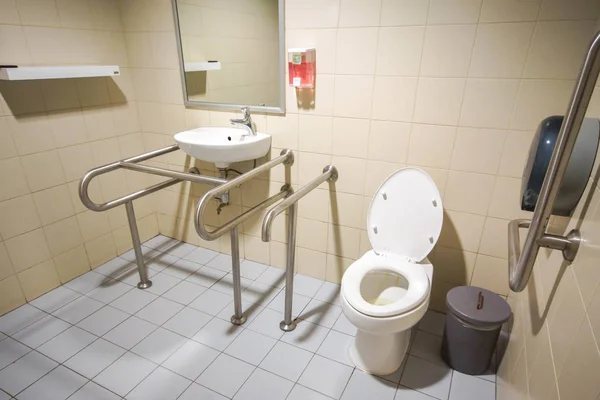 Toilet met gebruiksvriendelijk ontwerp — Stockfoto