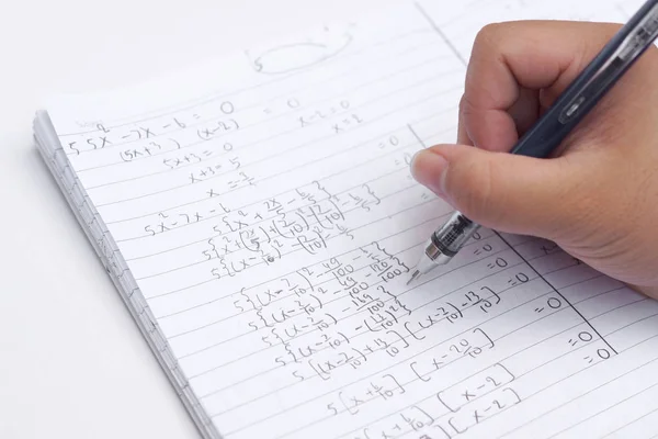 Haciendo tarea de matemáticas — Foto de Stock