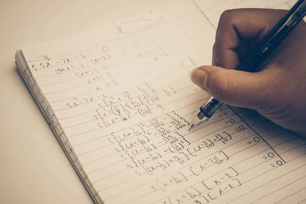 Haciendo tarea de matemáticas — Foto de Stock