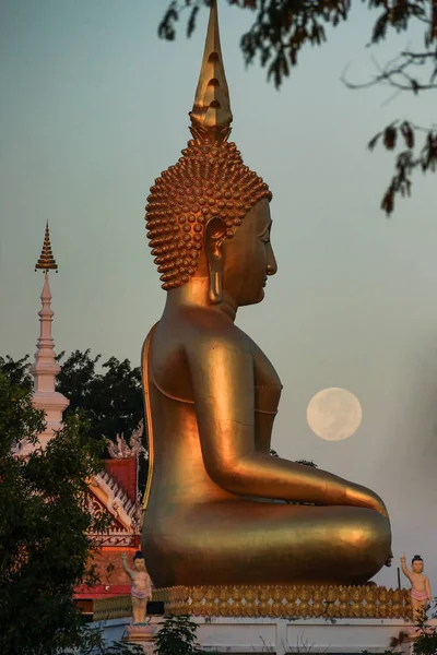 Buddhismus obrázek s modrou oblohou — Stock fotografie