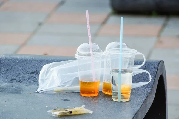 Vasos de plástico utilizados para beber — Foto de Stock