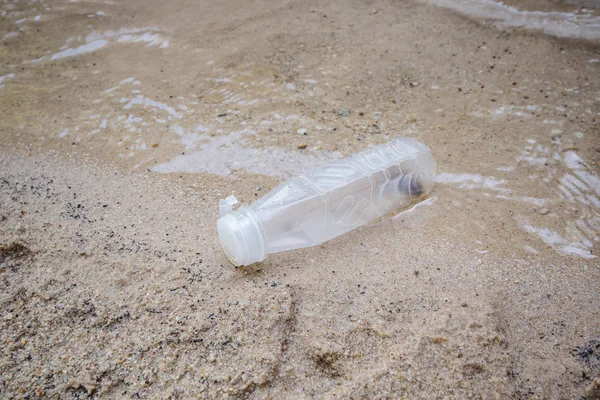 Botella de plástico en la playa —  Fotos de Stock