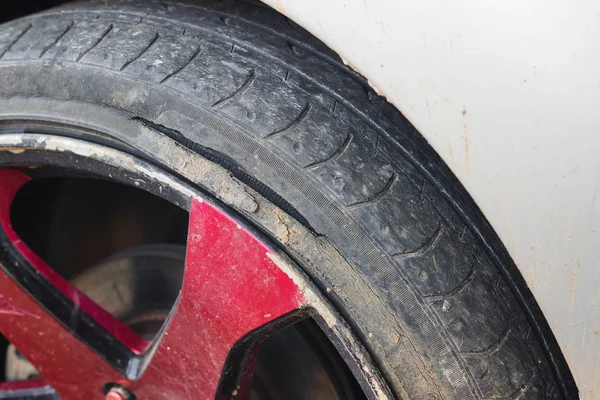 Vieux pneu d'une voiture avec pause — Photo