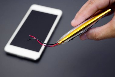 Akıllı telefon pil tutan kişi