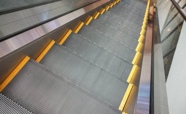 Shoppnig alışveriş merkezinde yürüyen merdiven