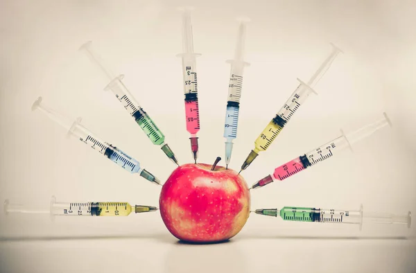Injecting chemical to apple — Stock Photo, Image