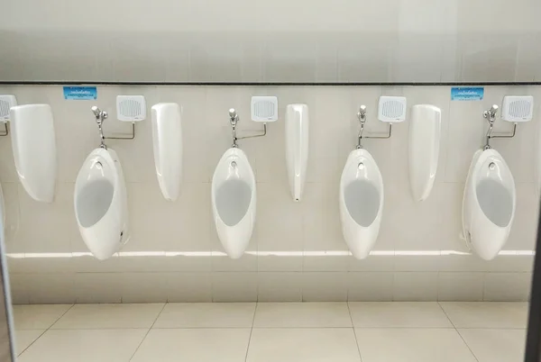 Urinóis brancos na parede — Fotografia de Stock