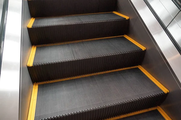 Escaleras mecánicas en el centro comercial — Foto de Stock