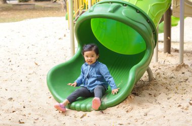 Çocuk slayt oynayan çocuk 