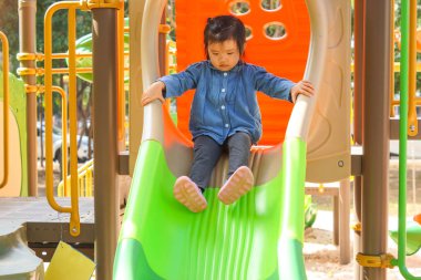 Çocuk slayt oynayan çocuk