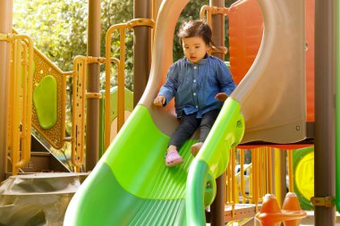 Çocuk slayt oynayan çocuk