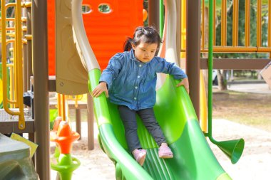 Çocuk slayt oynayan çocuk