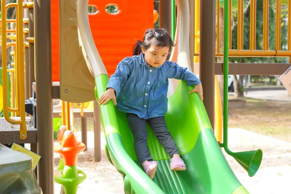 Çocuk slayt oynayan çocuk