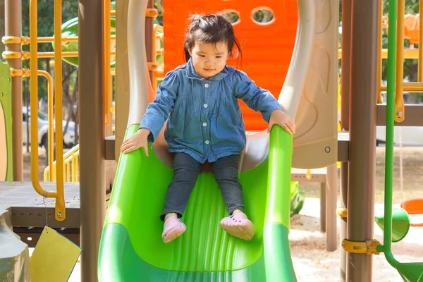 Bambino che gioca allo scivolo per bambini — Foto Stock