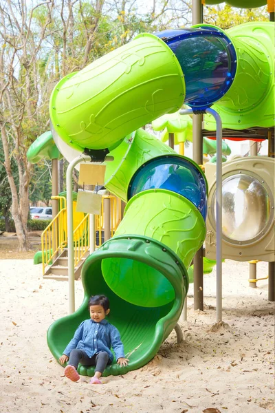 Bambino che gioca allo scivolo per bambini — Foto Stock