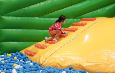 Top havuzuna çocuklar için