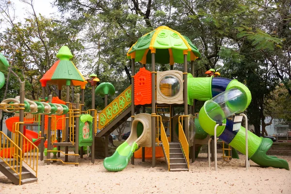 Aire de jeux colorée pour enfants — Photo