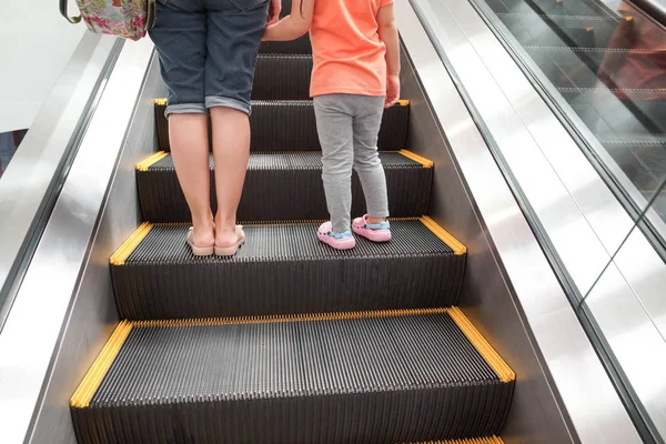 Madre e hijo en escaleras mecánicas — Foto de Stock