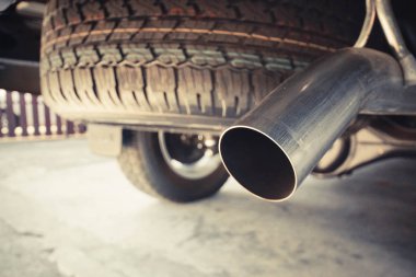 Egzoz borusu kamyonun