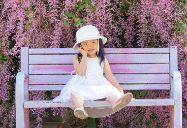 Bir kadın çocuk ile güzel mor çiçek