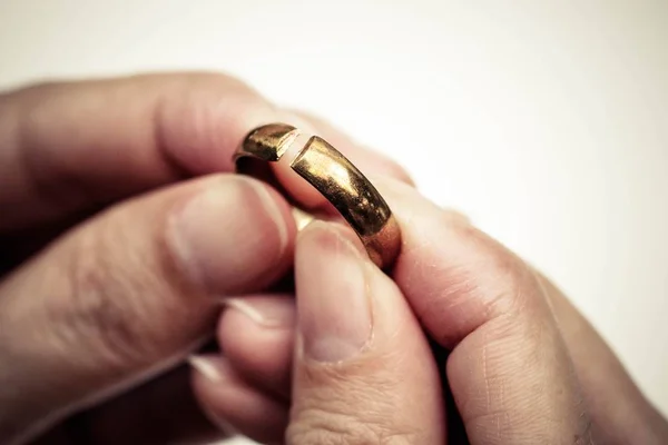 Mano sosteniendo anillo roto — Foto de Stock
