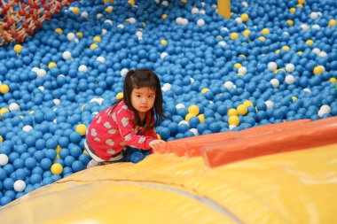  Pit'e oynayan çocuk