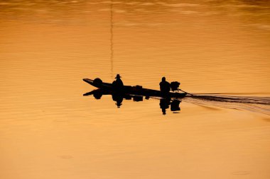 Balıkçı tekne ile gündoğumu siluet