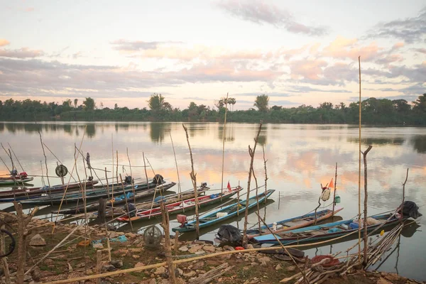 Ряды небольших лодок, припаркованных в реке Мун — стоковое фото