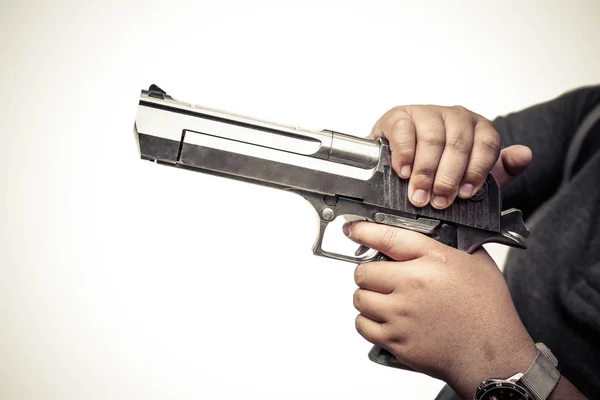 Een tiener mannetje houdt een pistool — Stockfoto