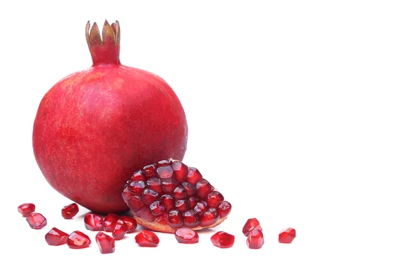 Färskt granatäpple isolerat på vitt — Stockfoto