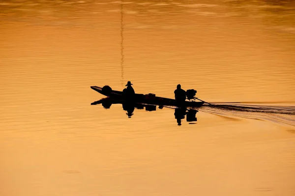 Pescadores em barcos com silhueta do nascer do sol — Fotografia de Stock