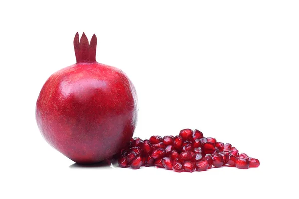 Färskt granatäpple isolerat på vitt — Stockfoto