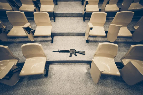 Een geweer in een collegezaal — Stockfoto