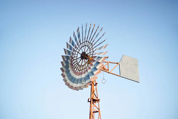 Moulin à vent pour produire de l'électricité — Photo