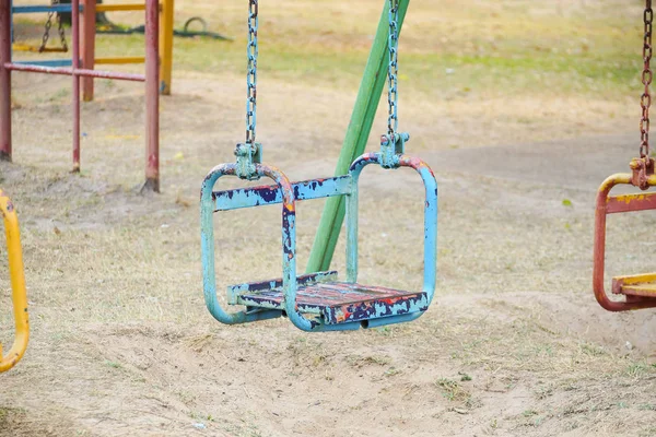 Columpio de cadena en un patio de recreo — Foto de Stock