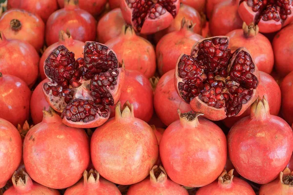 En hög med färska indiska granatäpple — Stockfoto