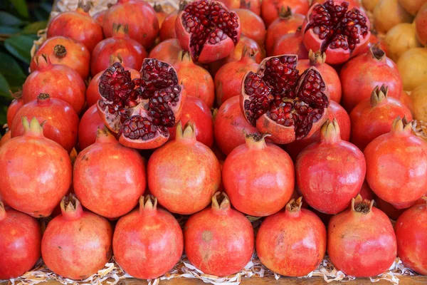 Een stapel van verse Indiase granaatappel — Stockfoto