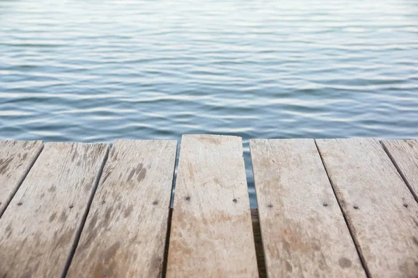 Houten plankenvloer op water — Stockfoto