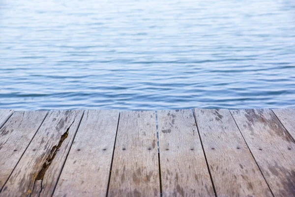 Prancha de madeira chão na água — Fotografia de Stock