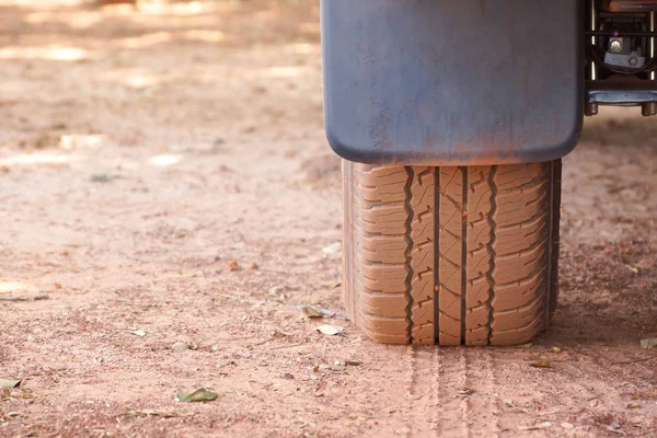 Off-road banden op onverharde weg — Stockfoto