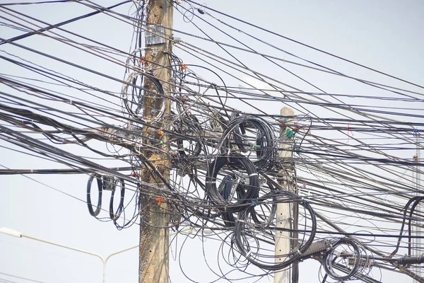 Membingungkan kabel listrik di Thailand — Stok Foto