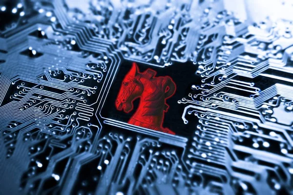 青コンピューター回路基板上のトロイの木馬 — ストック写真