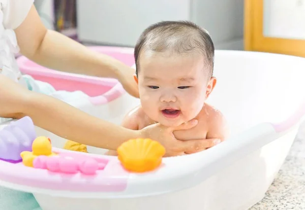 Take a bath for a young asian baby — Stock Photo, Image