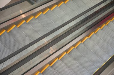 Mağazada yürüyen merdiven